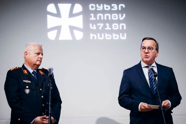Bilder des Jahres 2024, News 10 Oktober News Bilder des Tages Boris Pistorius (SPD), Bundesminister der Verteidigung, aufgenommen im Rahmen eines Besuchs des Cyber Innovation Hub der Bundeswehr (CIHBw) in Berlin, 28.10.2024. Berlin Deutschland Copyright: xFelixxZahnx
