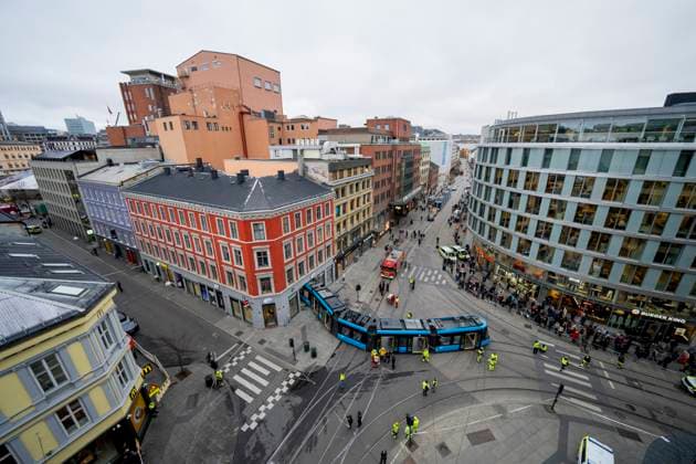 News Themen der Woche KW44 Bilder des Jahres 2024, News 10 Oktober News Bilder des Tages Trikk kjort inn i bygning Oslo 20241029. En trikk sporet av kjorte inn i Eplehuset i Storgata i Oslo tirsdag formiddag. Politiet mottok melding om trikkeulykken kl. 11.05. Det var ca 20 personer om bord i trikken. Nodetatene har behandlet fire skadde personer pa stedet, men ingen er alvorlig skadet. Foto: Fredrik Varfjell NTB Oslo Norge Jfh-158G1Iw EDITORIAL USE ONLY Ref:_BNCJfh-158G1Iw.jpg Copyright: xFredrikxVarfjellx xNTBx