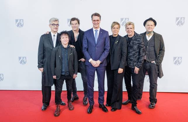 Bilder des Jahres 2024, Entertainment 10 Oktober Entertainment Bilder des Tages 30.10.2024. Düsseldorf. Preis für Punk: Die Toten Hosen werden im Roncalli s Apollo Varieté mit dem Staatspreis des Landes Nordrhein-Westfalen geehrt. Hier mit NRW-Ministerpräsident Hendrik Wüst, seiner Stellvertreterin Mona Neubaur und Regisseur Wim Wenders. Düsseldorf Roncalli s Apollo Varieté Nordrhein-Westfalen Deutschland