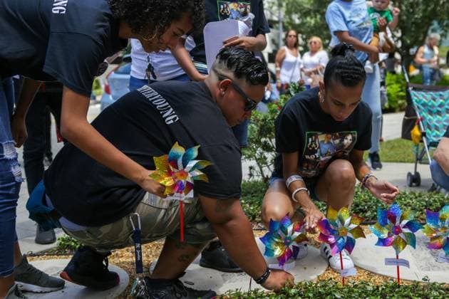 12 de junio 2018. Orlando, Florida. Actividades de recordacioÂ³n de las voÂ­ctimas de Pulse. A dos aoÂ±os de que Omar Mateen entroÂ³ en la discoteca Pulse en Orlando y matoÂ³ a 49 personas e hirioÂ³ a otras 53. Actividad de campanazos en la Primera Iglesia Metodista Unida. En la foto asistentes colocan molinillos de vientos con los nombres de las voÂ­ctimas. Especial para GFR Media Carla D. MartoÂ­nez 2018 Puerto Rico EDITORIAL USE ONLY
