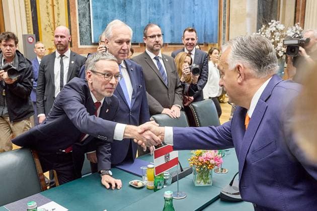 Bilder des Jahres 2024, News 10 Oktober News Bilder des Tages - Wien 31.10.2024 - Heute hat der neue österreichische Nationalratspräsident den ungarischen Ministerpräsidenten ins Parlament eingeladen. Orban war wegen eines Medientermins in Wien. PHOTO: FPÖ Chef Herbert Kickl begrüsst den ungarischen Ministerpräsidenten Viktor Orban (R) im Parlament. Rechts der neue Nationalratspräsident Walter Rosenkranz (FPÖ). Vienna (AUSTRIA) - Today, the new President of the Austrian National Council invited the Hungarian Prime Minister to Parliament. Orban was in Vienna for a media appointment. FPO, FPOe, Parlament, Empfangssalon, Parlamentspräsident, Parliament, President, Treffen NR Präsident Rosenkranz mit ungerischem Ministerpräsident Orban