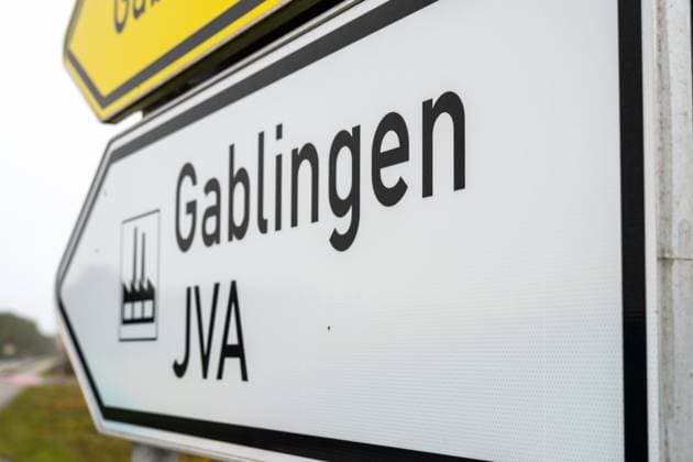 Symbolbild zum Skandal bzw. den Vorwürfen zur Misshandlung durch Personal im Gefängnis rund um die JVA Gablingen (Augsburg). Wegweiser in der Region in Richtung Justizvolzugsanstalt