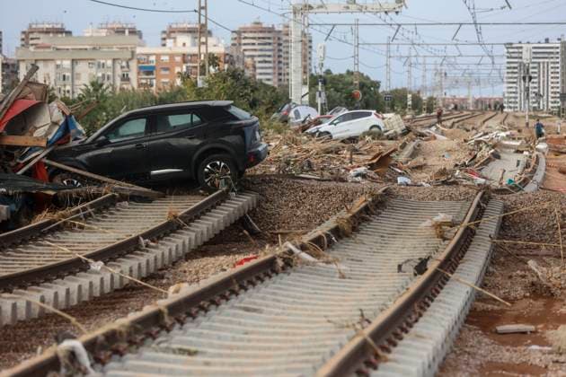 Bilder des Jahres 2024, News 10 Oktober News Bilder des Tages Spanien, Eindrücke nach Unwetter und Überschwemmungen aus Valencia The DANA leaves more than a hundred fatalities in Valencia Dozens of cars piled up on the train tracks, on October 31, 2024, in Sedaví, Valencia, Comunidad Valenciana Spain This morning the search for the missing has resumed in the areas affected by the ana in the Valencian Community, which has claimed the lives of more than 100 people, for the moment In addition, the material damage is countless with roads cut off and areas cut off by water, Many municipalities are without drinking water and some 75,000 people are without electricity in the province of Valencia as a result of the storm This DANA is the most tragic atmospheric catastrophe to have occurred in Spain in more than half a century 31 OCTOBER 2024 DANA RIADA UTIEL COCHES TRAGEDY Copyright: xRoberxSolsonax 6314531