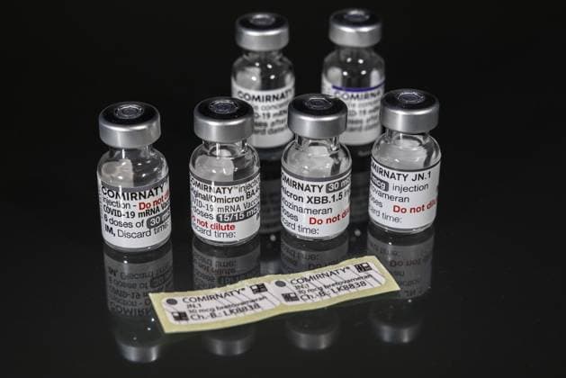 Originale Phiolen aller Comirnaty Impfstoffe von BioNTech Pfizer. Redaktionell: Originale Phiolen aller Comirnaty Impfstoffe von BioNTech Pfizer. Copyright: xBEAUTIFULxSPORTS KJPetersx