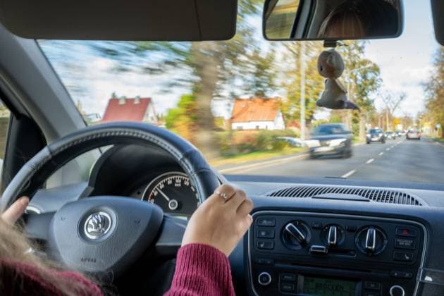 Lutherstadt Wittenberg Themenbild - Junge Fahranfaengerin sitzt hinter dem Steuer eines Autos, 02.11.2024 Themenbild - Junge Fahranfaengerin sitzt hinter dem Steuer eines Autos, 02.11.2024 Eine junge Frau blickt aufmerksam auf die Straße und haelt die Haende am Lenkrad vom Skoda. Alkohol ist neben der Probezeit auch bis zum 21. Lebensjahr verboten. Copyright: xEibner-Pressefoto JonasxLohrmannx EP_JLN