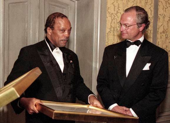STOCKHOLM 1994 05 17 Music legend Quincy Jones, American music producer, TV and film producer, musician and songwriter, together with Sweden s King Carl Gustaf when he receives the 1994 Polar Music Prize Stockholm Sverige ttexport x1014x  Copyright: xTobiasxRöstlund TTx QUINCY JONES POLAR MUSIC PRIZE 1994 ZOFYHXnhDCQ