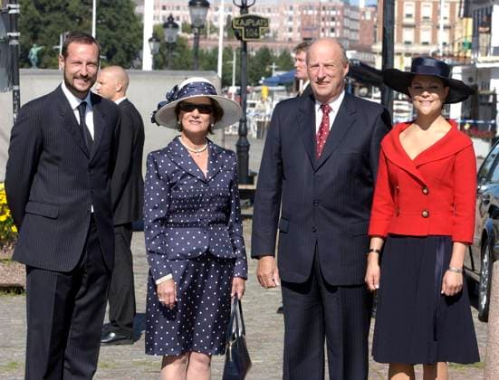 STOCKHOLM 050901 Crown Princess Victoria welcomed Prince Haakon, Queen Sonja and King Harald to Stockholm on Thursday, September 1, at Skeppbron in Stockholm Photo Anna Hallams Code 7100 COPYRIGHT SCANPIX SWEDEN x7100x  Copyright: x7100x NORSKT STATSBESÖK