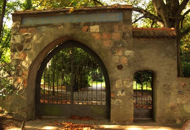 Das Eingangsportal zum Friedhof von Alt Tempelhof in Berlin Tempelhof Portal Friedhof Alt Tempelhof in Berlin