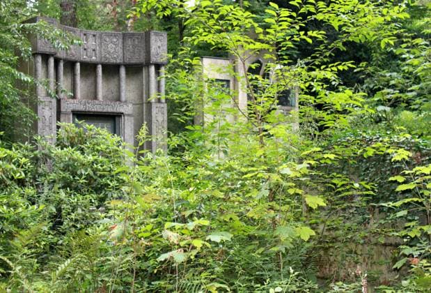 ...auf dem Stahnsdorfer Friedhof zu weilen, ist wie eine Wallfahrt durch architekonische Jahrhunderte... Friedhof Stahnsdorf Grab Gruft Familie Hermann Wirth