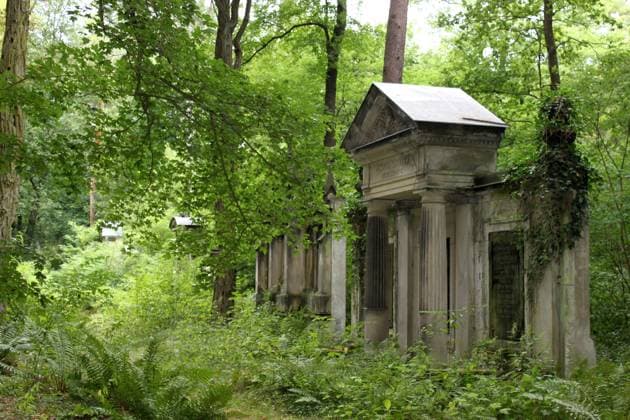 ...auf dem Stahnsdorfer Friedhof ist praktisch alles an gesellschaftlichen Groeßen bestattet, was seinerzeit Rang und Namen hatte... Friedhof Stahnsdorf Gruftanlage Familie Consul Mueller