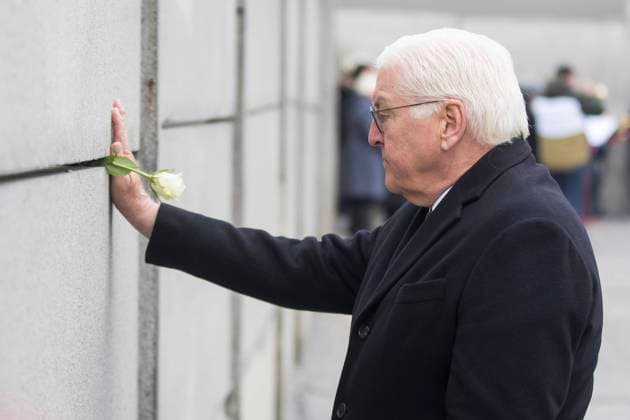 Bilder des Jahres 2024, News 11 November News Themen der Woche KW45 News Bilder des Tages 35 Jahre Mauerfall, Zentrale Gedenkveranstaltung an der Gedenkstätte Berliner Mauer, Berlin, 09.11.2024 Frank-Walter Steinmeier (Bundespräsident der Bundesrepublik Deutschland) steckt eine Rose in die Mauer bei der zentralen Gedenkveranstaltung an der Gedenkstätte Berliner Mauer zum 35-jährigen Jubiläum des Mauerfalls in Berlin, 09.11.2024 Berlin Innenstadt Copyright: xBenxKriemannx