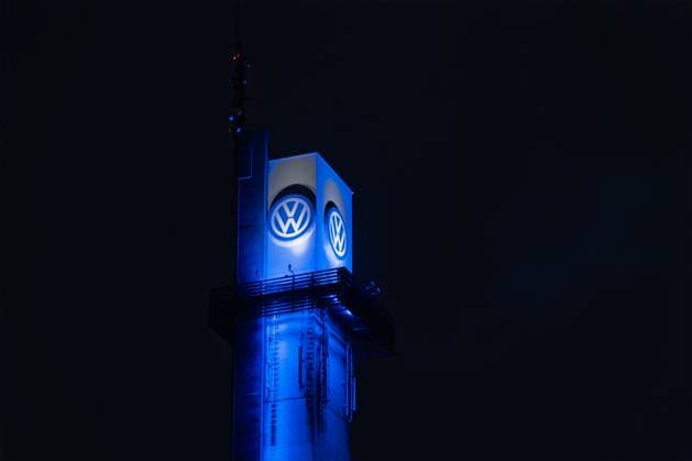 Osnabrück, Deutschland 12. November 2024: Im Bild: Das angestrahlte Logo, VW-Logo vom VW-Werk, Volkswagenwerk Osnabrück in der Nacht. Die Produktionsstätte in Osnabrück ist von der Schließung bedroht. VW Werk Niedersachsen Copyright: xFotostandx xKippx
