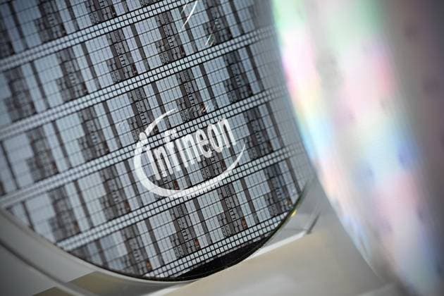 Randmotiv:40 cm Waver vor Infineon Logo,Firmenemblem, Jahrespressekonferenz INFINEON Technologies AG am 12.11.2024 in Neubiberg.