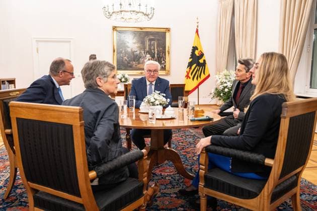 Bilder des Jahres 2024, News 11 November News Themen der Woche KW46 News Bilder des Tages Bundespräsident Frank-Walter Steinmeier empfängt die beiden Fraktionsführer Friedrich Merz, Rolf Mützenich, Bettina Hasselmann und Katharina Dröge in Schloss Bellevue zum Gespräch über den Zeitpunkt der Vertrauensfrage und zu Neuwahlen in Deutschland nach Bruch der Ampel-Regierung;Bundespräsident Frank-Walter Steinmeier empfängt die Fraktionsvorsitzenden Friedrich Merz, Rolf Mützenich, Bettina Hasselmann und Katharina Dröge, Berlin Berlin Deutschland Schloss Bellevue