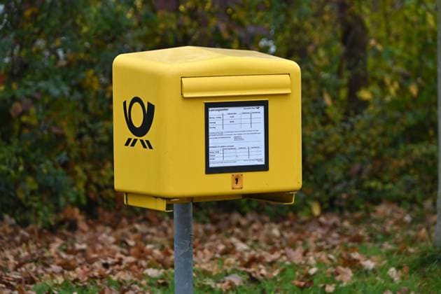 Gelber Briefkasten der Deutschen Post AG