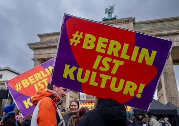 Bilder des Jahres 2024, News 11 November News Themen der Woche KW46 News Bilder des Tages Berlin ist Kultur Deutschland, Berlin, 13.11.2024, Kulturszene, Demonstration gegen Kulturabbau, Brandenburger Tor, Â
