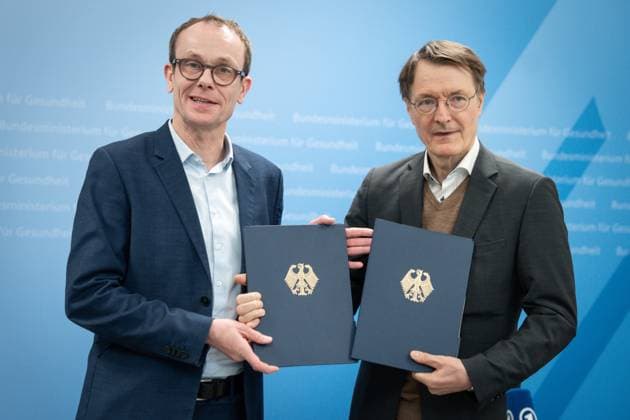 Bilder des Jahres 2024, News 11 November News Themen der Woche KW46 News Bilder des Tages Uebergabe von Reformvorschlaegen der Regierungskommission fuer eine moderne und bedarfsgerechte Krankenhausversorgung Prof. Dr. Karl Lauterbach, Bundesminister fuer Gesundheit gemeinsam mit Prof. Tom Bschor, Leiter der Regierungskommission bei der Uebergabe von Reformvorschlaegen der Regierungskommission fuer eine moderne und bedarfsgerechte Krankenhausversorgung, Geburtshilfe und Buerokratieabbau im Bundesgesundheitsministerium, Berlin , 14.11.2024 Berlin Berlin Deutschland