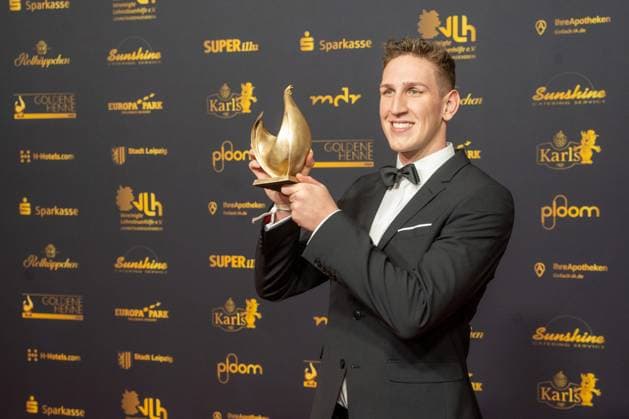 Leipzig - 30. Goldene Henne Preisverleihung in der Messe Leipzig 15.11.2024 Leipzig, Messe Im Foto: Lukas Märtens, Schwimmer, Gewinner Goldene Henne Kategorie Sport Am Freitagabend findet die Verleihung Goldene Henne 2024, gemeinsam veranstaltet von SuperIllu und MDR-Fernsehen, wieder in Leipzig statt. Deutschlands größter Publikumspreis wird dieses Jahr zum 30. Mal vergeben. Dazu eingeladen sind zahlreiche regionale, nationale und internationale Stars. Die Preisverleihung findet in der Messe Leipzig statt. Leipzig Messe Leipzig Sachsen Deutschland Copyright: xEHLxMedia ChrisxLässigx 20241115_goldene-henne-sport_1