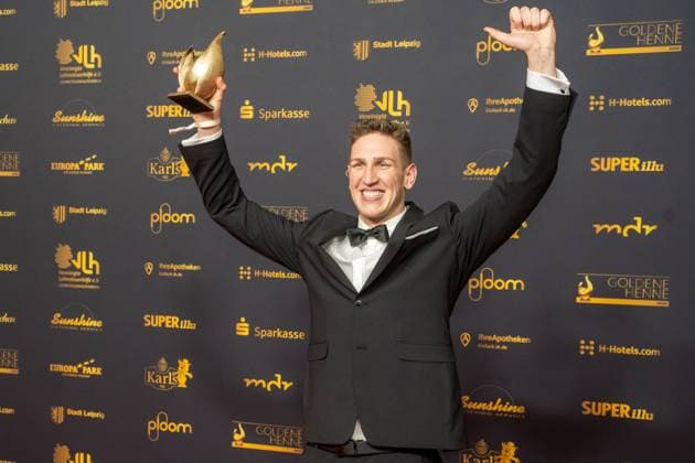 Leipzig - 30. Goldene Henne Preisverleihung in der Messe Leipzig 15.11.2024 Leipzig, Messe Im Foto: Lukas Märtens, Schwimmer, Gewinner Goldene Henne Kategorie Sport Am Freitagabend findet die Verleihung Goldene Henne 2024, gemeinsam veranstaltet von SuperIllu und MDR-Fernsehen, wieder in Leipzig statt. Deutschlands größter Publikumspreis wird dieses Jahr zum 30. Mal vergeben. Dazu eingeladen sind zahlreiche regionale, nationale und internationale Stars. Die Preisverleihung findet in der Messe Leipzig statt. Leipzig Messe Leipzig Sachsen Deutschland Copyright: xEHLxMedia ChrisxLässigx 20241115_goldene-henne-sport_2