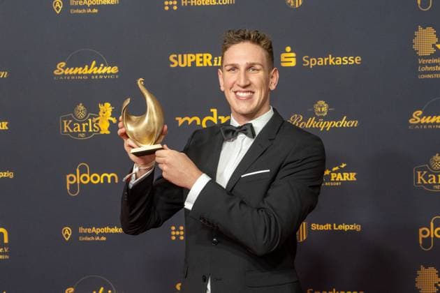 Leipzig - 30. Goldene Henne Preisverleihung in der Messe Leipzig 15.11.2024 Leipzig, Messe Im Foto: Lukas Märtens, Schwimmer, Gewinner Goldene Henne Kategorie Sport Am Freitagabend findet die Verleihung Goldene Henne 2024, gemeinsam veranstaltet von SuperIllu und MDR-Fernsehen, wieder in Leipzig statt. Deutschlands größter Publikumspreis wird dieses Jahr zum 30. Mal vergeben. Dazu eingeladen sind zahlreiche regionale, nationale und internationale Stars. Die Preisverleihung findet in der Messe Leipzig statt. Leipzig Messe Leipzig Sachsen Deutschland Copyright: xEHLxMedia ChrisxLässigx 20241115_goldene-henne-sport_3