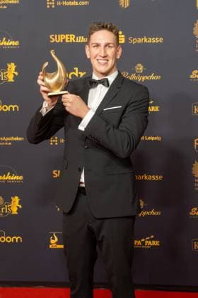 Leipzig - 30. Goldene Henne Preisverleihung in der Messe Leipzig 15.11.2024 Leipzig, Messe Im Foto: Lukas Märtens, Schwimmer, Gewinner Goldene Henne Kategorie Sport Am Freitagabend findet die Verleihung Goldene Henne 2024, gemeinsam veranstaltet von SuperIllu und MDR-Fernsehen, wieder in Leipzig statt. Deutschlands größter Publikumspreis wird dieses Jahr zum 30. Mal vergeben. Dazu eingeladen sind zahlreiche regionale, nationale und internationale Stars. Die Preisverleihung findet in der Messe Leipzig statt. Leipzig Messe Leipzig Sachsen Deutschland Copyright: xEHLxMedia ChrisxLässigx 20241115_goldene-henne-sport_4