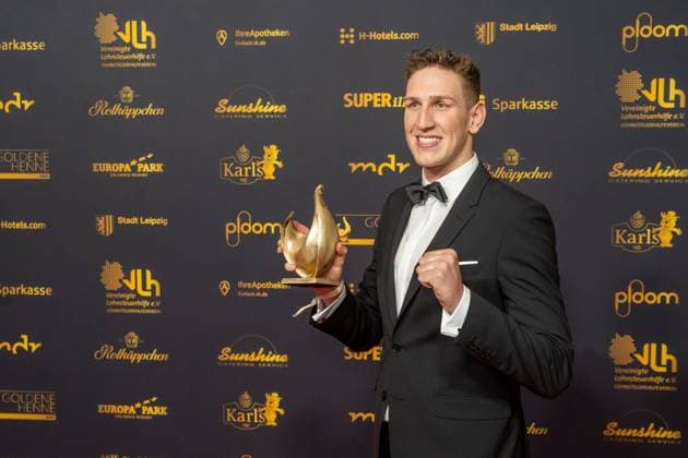 Leipzig - 30. Goldene Henne Preisverleihung in der Messe Leipzig 15.11.2024 Leipzig, Messe Im Foto: Lukas Märtens, Schwimmer, Gewinner Goldene Henne Kategorie Sport Am Freitagabend findet die Verleihung Goldene Henne 2024, gemeinsam veranstaltet von SuperIllu und MDR-Fernsehen, wieder in Leipzig statt. Deutschlands größter Publikumspreis wird dieses Jahr zum 30. Mal vergeben. Dazu eingeladen sind zahlreiche regionale, nationale und internationale Stars. Die Preisverleihung findet in der Messe Leipzig statt. Leipzig Messe Leipzig Sachsen Deutschland Copyright: xEHLxMedia ChrisxLässigx 20241115_goldene-henne-sport_7