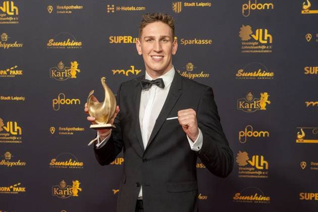 Leipzig - 30. Goldene Henne Preisverleihung in der Messe Leipzig 15.11.2024 Leipzig, Messe Im Foto: Lukas Märtens, Schwimmer, Gewinner Goldene Henne Kategorie Sport Am Freitagabend findet die Verleihung Goldene Henne 2024, gemeinsam veranstaltet von SuperIllu und MDR-Fernsehen, wieder in Leipzig statt. Deutschlands größter Publikumspreis wird dieses Jahr zum 30. Mal vergeben. Dazu eingeladen sind zahlreiche regionale, nationale und internationale Stars. Die Preisverleihung findet in der Messe Leipzig statt. Leipzig Messe Leipzig Sachsen Deutschland Copyright: xEHLxMedia ChrisxLässigx 20241115_goldene-henne-sport_8