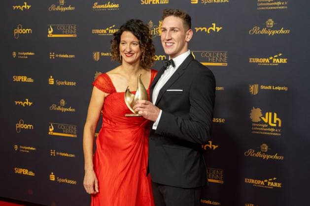Leipzig - 30. Goldene Henne Preisverleihung in der Messe Leipzig 15.11.2024 Leipzig, Messe Im Foto: Lukas Märtens, Schwimmer, Gewinner Goldene Henne Kategorie Sport Am Freitagabend findet die Verleihung Goldene Henne 2024, gemeinsam veranstaltet von SuperIllu und MDR-Fernsehen, wieder in Leipzig statt. Deutschlands größter Publikumspreis wird dieses Jahr zum 30. Mal vergeben. Dazu eingeladen sind zahlreiche regionale, nationale und internationale Stars. Die Preisverleihung findet in der Messe Leipzig statt. Leipzig Messe Leipzig Sachsen Deutschland Copyright: xEHLxMedia ChrisxLässigx 20241115_goldene-henne-sport_9
