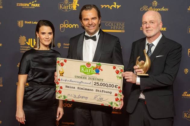 Leipzig - 30. Goldene Henne Preisverleihung in der Messe Leipzig 15.11.2024 Leipzig, Messe Im Foto: Sielmanns Naturlandschaft Döberitzer Heide Heinz Stielmann Stiftung, Gewinner in der Kategorie Unsere Zukunft Am Freitagabend findet die Verleihung Goldene Henne 2024, gemeinsam veranstaltet von SuperIllu und MDR-Fernsehen, wieder in Leipzig statt. Deutschlands größter Publikumspreis wird dieses Jahr zum 30. Mal vergeben. Dazu eingeladen sind zahlreiche regionale, nationale und internationale Stars. Die Preisverleihung findet in der Messe Leipzig statt. Leipzig Messe Leipzig Sachsen Deutschland Copyright: xEHLxMedia ChrisxLässigx 20241115_goldene-henne-unserezukunft_1