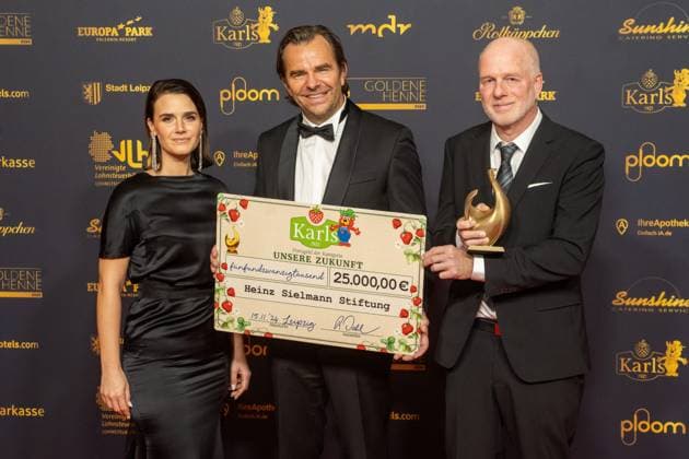Leipzig - 30. Goldene Henne Preisverleihung in der Messe Leipzig 15.11.2024 Leipzig, Messe Im Foto: Sielmanns Naturlandschaft Döberitzer Heide Heinz Stielmann Stiftung, Gewinner in der Kategorie Unsere Zukunft Am Freitagabend findet die Verleihung Goldene Henne 2024, gemeinsam veranstaltet von SuperIllu und MDR-Fernsehen, wieder in Leipzig statt. Deutschlands größter Publikumspreis wird dieses Jahr zum 30. Mal vergeben. Dazu eingeladen sind zahlreiche regionale, nationale und internationale Stars. Die Preisverleihung findet in der Messe Leipzig statt. Leipzig Messe Leipzig Sachsen Deutschland Copyright: xEHLxMedia ChrisxLässigx 20241115_goldene-henne-unserezukunft_2