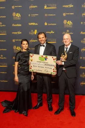 Leipzig - 30. Goldene Henne Preisverleihung in der Messe Leipzig 15.11.2024 Leipzig, Messe Im Foto: Sielmanns Naturlandschaft Döberitzer Heide Heinz Stielmann Stiftung, Gewinner in der Kategorie Unsere Zukunft Am Freitagabend findet die Verleihung Goldene Henne 2024, gemeinsam veranstaltet von SuperIllu und MDR-Fernsehen, wieder in Leipzig statt. Deutschlands größter Publikumspreis wird dieses Jahr zum 30. Mal vergeben. Dazu eingeladen sind zahlreiche regionale, nationale und internationale Stars. Die Preisverleihung findet in der Messe Leipzig statt. Leipzig Messe Leipzig Sachsen Deutschland Copyright: xEHLxMedia ChrisxLässigx 20241115_goldene-henne-unserezukunft_3