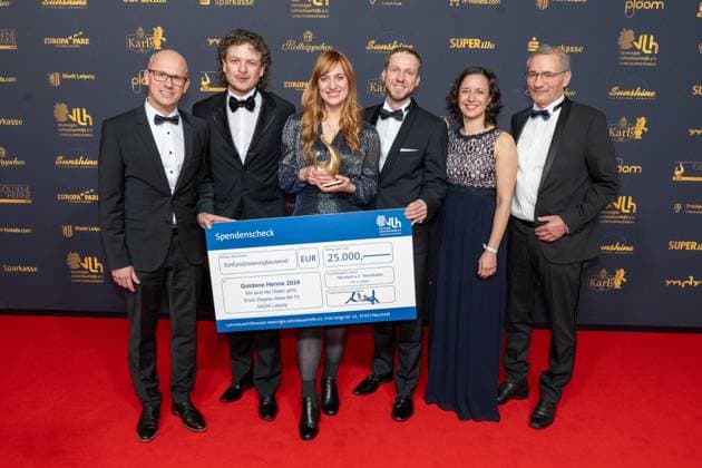 Leipzig - 30. Goldene Henne Preisverleihung in der Messe Leipzig 15.11.2024 Leipzig, Messe Im Foto: Melanie Stein (mitte), WirSindDerOsten, Gewinnerin Goldene Henne 35 Jahre Mauerfall Am Freitagabend findet die Verleihung Goldene Henne 2024, gemeinsam veranstaltet von SuperIllu und MDR-Fernsehen, wieder in Leipzig statt. Deutschlands größter Publikumspreis wird dieses Jahr zum 30. Mal vergeben. Dazu eingeladen sind zahlreiche regionale, nationale und internationale Stars. Die Preisverleihung findet in der Messe Leipzig statt. Leipzig Messe Leipzig Sachsen Deutschland Copyright: xEHLxMedia Erik-HolmxLanghofx 20241115_goldene-henne-35jahremauerfall_1