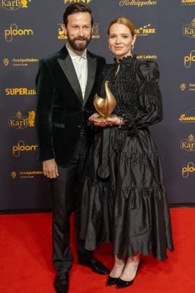 Leipzig - 30. Goldene Henne Preisverleihung in der Messe Leipzig 15.11.2024 Leipzig, Messe Im Foto: Karoline Herfurth, Schauspielerin, Gewinnerin Goldene Henne Film & Fernsehen Am Freitagabend findet die Verleihung Goldene Henne 2024, gemeinsam veranstaltet von SuperIllu und MDR-Fernsehen, wieder in Leipzig statt. Deutschlands größter Publikumspreis wird dieses Jahr zum 30. Mal vergeben. Dazu eingeladen sind zahlreiche regionale, nationale und internationale Stars. Die Preisverleihung findet in der Messe Leipzig statt. Leipzig Messe Leipzig Sachsen Deutschland Copyright: xEHLxMedia ChrisxLässigx 20241115_goldene-henne-film&fernsehen_4