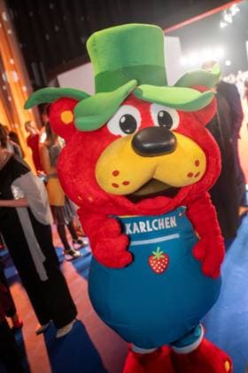 Leipzig - 30. Goldene Henne Preisverleihung in der Messe Leipzig 15.11.2024 Leipzig, Messe Im Foto: Karlchen von Karls Erlebnis-Dorf Am Freitagabend findet die Verleihung Goldene Henne 2024, gemeinsam veranstaltet von SuperIllu und MDR-Fernsehen, wieder in Leipzig statt. Deutschlands größter Publikumspreis wird dieses Jahr zum 30. Mal vergeben. Dazu eingeladen sind zahlreiche regionale, nationale und internationale Stars. Die Preisverleihung findet in der Messe Leipzig statt. Leipzig Messe Leipzig Sachsen Deutschland Copyright: xEHLxMedia ChrisxLässigx 20241116_goldene-henne-aftershowparty_2