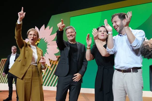 Bilder des Jahres 2024, News 11 November News Themen der Woche KW46 News Bilder des Tages 50.Bundesdelegiertenkonferenz (BDK) Buendnis90 Die Gruenen Die Parteispitze der Gruenen um Felix Banaszak, Annalena Baerbock, Robert Habeck und Franziska Brantner jubeln gemeinsam auf der Buehne bei der Nominierung von Robert Habek bei der 50. Bundesdelegiertenkonferenz und Parteitag der GRUENEN im RheinMain CongressCenter (RMCC) in Wiesbaden, Wiesbaden, Wiesbaden Hessen Deutschland