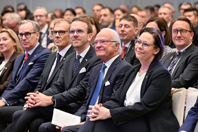 King Carl XVI Gustaf of Sweden participates in the Singapore-Sweden Royal Business Forum during the second day of the state visit, together with Sweden s Minister of Foreign Affairs, Maria Malmer Stenergard, and Infrastructure and Housing Minister Andreas Carlson in Singapore on November 20, 2024 The King of Sweden is on a State Visit to Sing  Copyright: xJonasxEkströmerx xTTx STATE VISIT TO SINGAPORE b5wccf00SdY