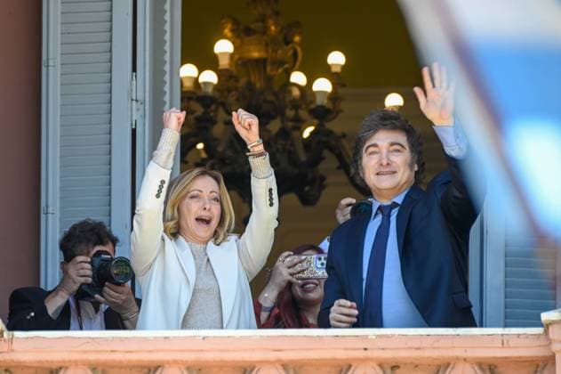 Bilder des Jahres 2024, News 11 November News Themen der Woche KW47 News Bilder des Tages Visit Of The Italian Prime Minister Giorgia Meloni To Argentina Italian Prime Minister Giorgia Meloni and Argentinian President Javier Milei greet from the balcony of the Argentine Government House in Buenos Aires, Argentina, on November 20, 2024. Ciudad Autonoma de Buenos Aires Argentina  Copyright: xJuanxManuelxBaezx originalFilename: baez-primemin241120_nphdW