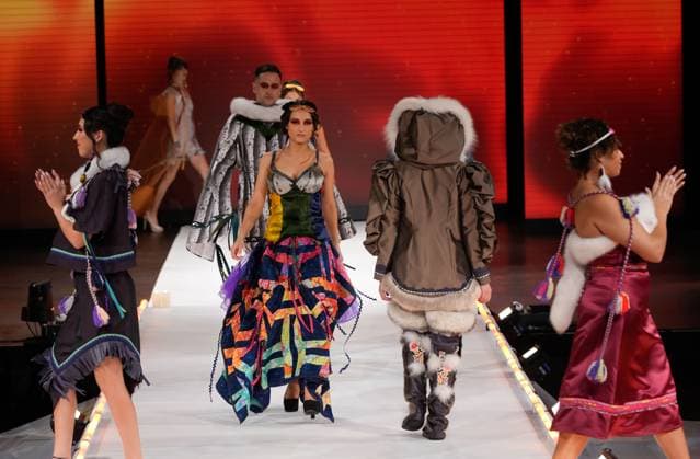 Entertainment Bilder des Tages (241121) -- VANCOUVER, Nov. 21, 2024 -- Models present creations during the runway show at Vancouver Indigenous Fashion Week 2024 in Vancouver, British Columbia, Canada, Nov. 20, 2024. (Photo by Xinhua) CANADA-VANCOUVER-INDIGENOUS FASHION WEEK LiangxSen