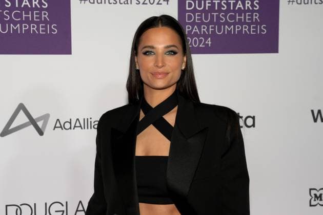 Deutscher Parfumpreis Duftstars am 21.11.2024 in der Rheinterrasse in Düsseldorf Die Verleihung des Deutschen Parfumpreises Duftstars findet am 21.11.2024 in der Rheinterrasse in Düsseldorf statt. Amira Aly ( Moderatorin )
