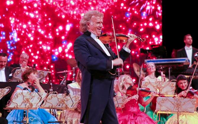 Bilder des Jahres 2024, Entertainment 11 November Entertainment Themen der Woche KW47 Zurich, Switzerland - November 22, 2024: André Rieu performs with his Johann Strauss Orchestra at Hallenstadion Zuerich. Concert, Konzert, Music, Musik, Mandoga Media Germany Zurich: André Rieu performs with Johann Strauss Orchestra