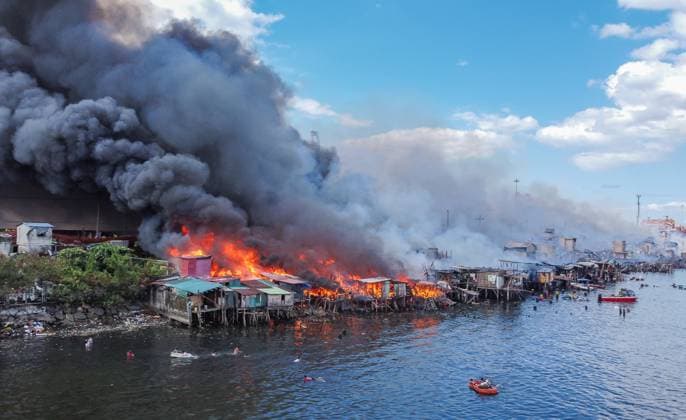Bilder des Jahres 2024, News 11 November News Themen der Woche KW47 News Bilder des Tages (241124) -- MANILA, Nov. 24, 2024 -- A drone photo shows a fire engulfing a slum area in Manila, the Philippines on Nov. 24, 2024. ) PHILIPPINES-MANILA-SLUM AREA FIRE RouellexUmali