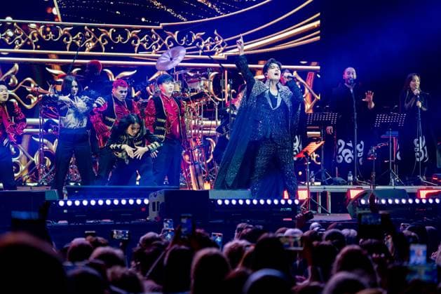 Bilder des Jahres 2024, Entertainment 11 November Entertainment Themen der Woche KW47 Entertainment Bilder des Tages Dimash Kudaibergen Konzert in Düsseldorf 24.11.2024, xkkux, Düsseldorf, PSD-Bank Dome, Der kasachische Sänger Dimash Qudaibergen (Dinmukhammed Qanatuly Qudaibergen) performt zusammen mit seinen Tänzern bei seiner Live Show STRANGER NRW Deutschland