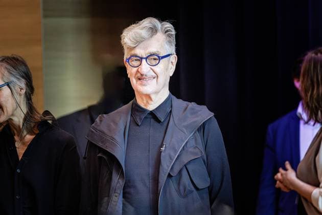 Entertainment Themen der Woche KW48 Bilder des Jahres 2024, Entertainment 11 November Entertainment Bilder des Tages 26.11.2024. Düsseldorf. Das Wim-Wenders-Gymnasium hat ein neues Schulgebäude in Oberbilk erhalten und bietet rund 840 Schülerinnen und Schülern auf einer Fläche von 12.135 Quadratmetern einen modernen Platz zum Lernen. Im Beisein von Namensgeber Wim Wenders findet die feierliche Eröffnung statt. Düsseldorf Wim-Wenders-Gymnasium, Schmiedestr. 25 Nordrhein-Westfalen Deutschland