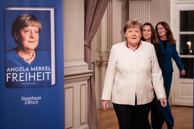 News Themen der Woche KW48 Bilder des Jahres 2024, News 11 November News Bilder der Tages Buchpremiere Memoiren Freiheit von Dr. Angela Merkel Dr. Angela Merkel, Bundeskanzlerin a.D. bei ihrer Ankunft beim Photocall gemeinsam mit Anne Will, Journalistin und Moderatorin des Abends und Kerstin Gleba, Verlegerin Kiepenheuer und Witsch und das Logo ein Abbild ihres neuen Buches bei der Buchpremiere und Vorstellung der Memoiren von Dr. Angela Merkel mit dem Titel Freiheit im Deutsches Theater, Berlin , 26.11.2024 Berlin Berlin Deutschland