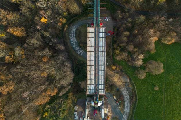 Bilder des Jahres 2024, News 11 November Bau Gottleubatalbrücke Pirna Bau der 916m langen und 70 m hohen Gottleubatalbrücke im sächsischen Pirna >> Luftaufnahme mit einer Drohne << Pirna Sachsen Deutschland