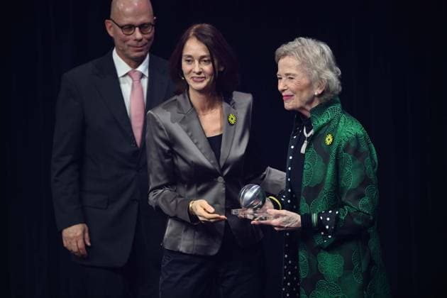 News Themen der Woche KW48 Bilder des Jahres 2024, News 11 November News Bilder des Tages Mary ROBINSON, UN Hochkommissarin fuer Menschenrechte, rechts, erhaelt den Ehrenpreis des Deutschen Nachhaltigkeitspreises, Mitte: Katharina BARLEY, Politikerin, links Prof. Guenther BACHMANN, Verleihung Deutscher Nachhaltigkeitspreis in Duesseldorf am 28.11.2024.