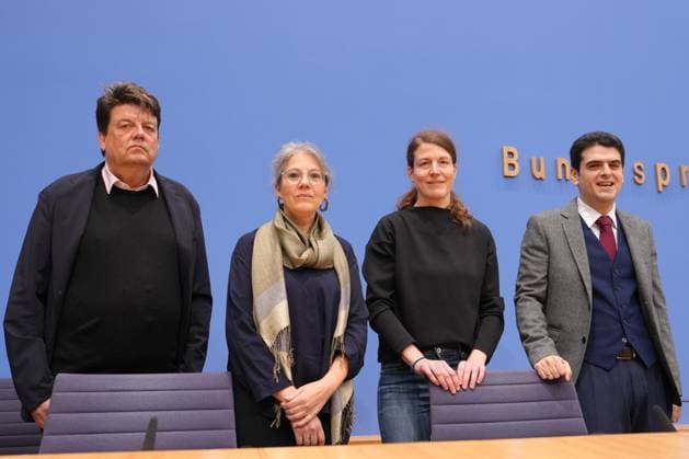 News Themen der Woche KW48 Bilder des Jahres 2024, News 11 November News Bilder des Tages Bundespressekonferenz, Die Haftbefehle des IStGH und Deutschlands Rolle Wolfgang Kaleck gemeinsam mit Prof. Hanna Kienzler, Prof. Dr. Christine Binzel und Prof. Michael Barenboim in der Bundespressekonferenz zur Stellungnahme der Haftbefehle des IStGH und Deutschlands Rolle, Berlin , 29.11.2024 Berlin Berlin Deutschland