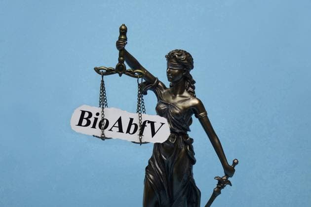 Justitia und Schriftzug BioAbfV Justitia und Schriftzug BioAbfV, 30.11.2024, Borkwalde, Brandenburg, Das Modell der Justitia trägt den Schriftzug BioAbfV.