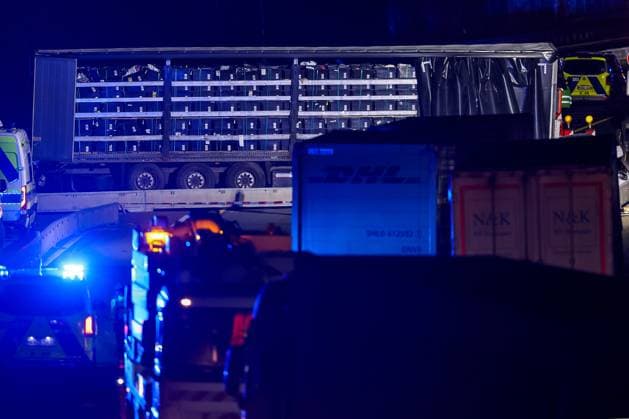 News Themen der Woche KW48 Bilder des Jahres 2024, News 11 November 30.11.2024 - 01.12.2024, Vollsperrung auf der Autobahn A1 bei Hagen. Unfall LKW steht an der Unfallstelle queer auf der Fahrbahn. Ein LKW Fahrer hat auf der A46 und auf der A1 mehrere Fahrzeuge gerammt und ist anschließend bei Hagen in einer Baustelle in den Gegenverkehr gefahren und queer über die Fahrbahn zum stehen gekommen. Es wurden mehrere Verletzte gemeldet. Die Polizei ist mit einem Großaufgebot vor Ort Nordrhein-Westfalen Deutschland
