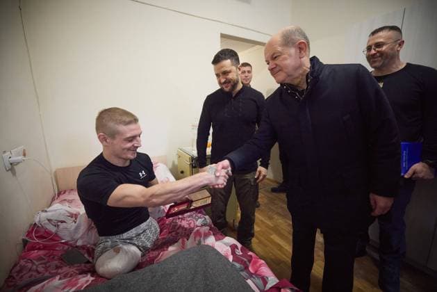 Bilder des Jahres 2024, News 12 Dezember News Themen der Woche KW49 News Bilder des Tages Bundeskanzler Olaf Scholz besucht Praesident Wolodymyr Selenskyj in Kiew Olaf Scholz besucht verletzte Soldaten in einem Krankehaus. Bundeskanzler Olaf Scholz besucht Praesident Wolodymyr Selenskyj in Kiew am 02.12.2024. President of Ukraine Meets with Germany s Federal Chancellor. Foto:The Presidential Office of Ukraine via SVEN SIMON Fotoagentur GmbH & Co. Pressefoto KG Kiew Ukraine